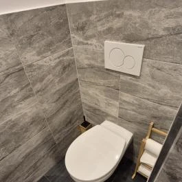 Fiktív, Budapest - Mosdó