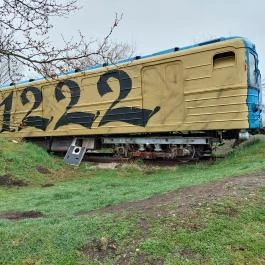 A Földből kitörő metrókocsi Csákberény - Külső kép