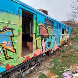 A Földből kitörő metrókocsi, Csákberény - Külső kép