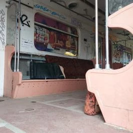 A Földből kitörő metrókocsi, Csákberény - Belső