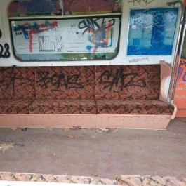 A Földből kitörő metrókocsi, Csákberény - Belső