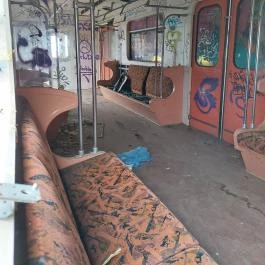 A Földből kitörő metrókocsi, Csákberény - Belső