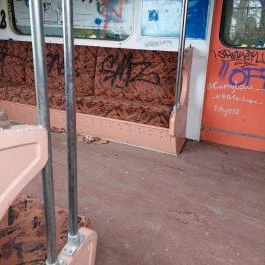 A Földből kitörő metrókocsi, Csákberény - Belső