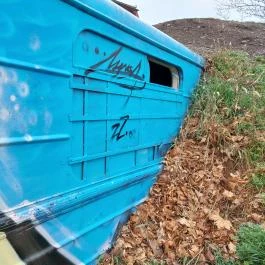 A Földből kitörő metrókocsi, Csákberény - Külső kép