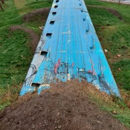 A Földből kitörő metrókocsi, Csákberény - Külső kép