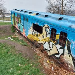 A Földből kitörő metrókocsi, Csákberény - Külső kép