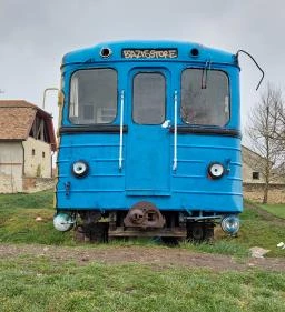 A Földből kitörő metrókocsi