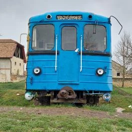 A Földből kitörő metrókocsi Csákberény - Külső kép