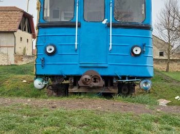 A Földből kitörő metrókocsi Csákberény