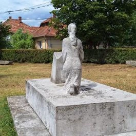 Forradalom és szabadságharc emlékműve Gyöngyösoroszi - Külső kép