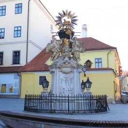 Frigyláda-szobor Győr - Külső kép
