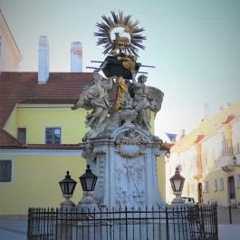 Frigyláda-szobor Győr - Külső kép