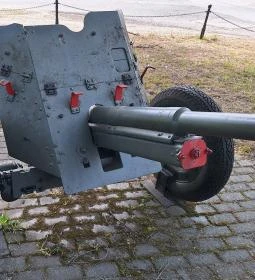 Gábor Áron Páncéltörő Tüzérezred emlékműve