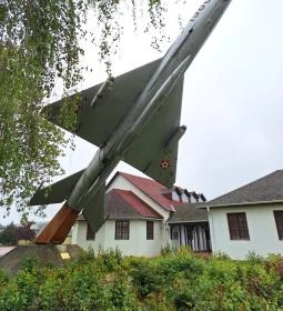 MIG-21F-13-as emlékmű