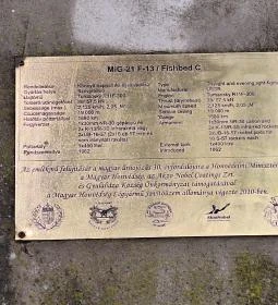 MIG-21F-13-as emlékmű