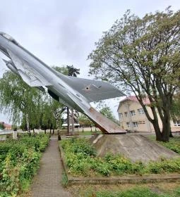 MIG-21F-13-as emlékmű