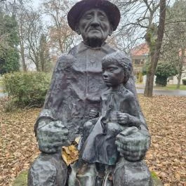 Generációk szobra Bóly - Külső kép