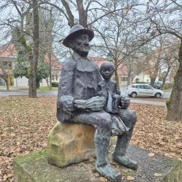 Generációk szobra Bóly - Külső kép