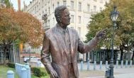 George Bush szobra Budapest - Külső kép