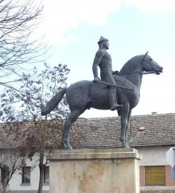 Géza fejedelem lovas szobra