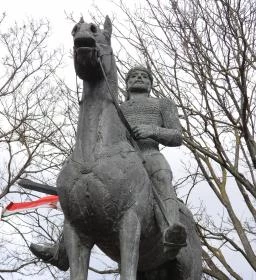 Géza fejedelem lovas szobra