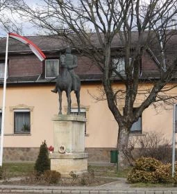 Géza fejedelem lovas szobra