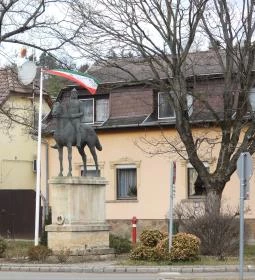 Géza fejedelem lovas szobra