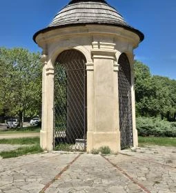 Gloriette, Nepomuki Szent János szobrával