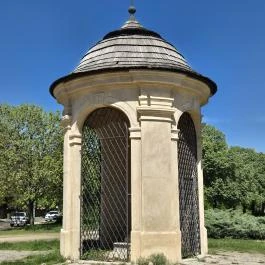 Gloriette, Nepomuki Szent János szobrával Budapest - Külső kép