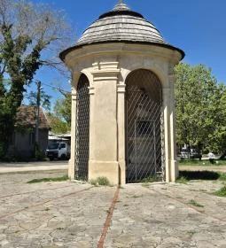 275. legjobb látnivaló: Gloriette, Nepomuki Szent János szobrával