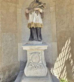 Gloriette, Nepomuki Szent János szobrával