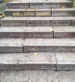 Glücklich Vilma lépcső