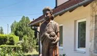 Gólya-mama emlékére Jenő - Külső kép