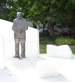 Göncz Árpád szobra