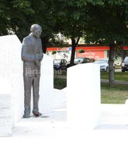 Göncz Árpád szobra