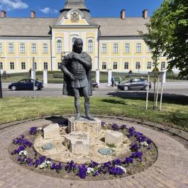 Grassalkovich Antal szobra Hatvan - Külső kép