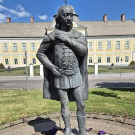 Grassalkovich Antal szobra Hatvan - Külső kép