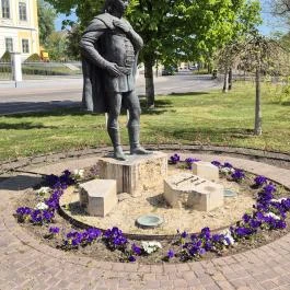 Grassalkovich Antal szobra Hatvan - Külső kép