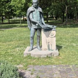 Grassalkovich Antal szobra Gödöllő - Külső kép
