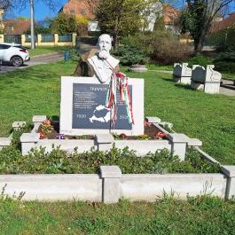 gróf Apponyi Albert szobor Pécel - Külső kép