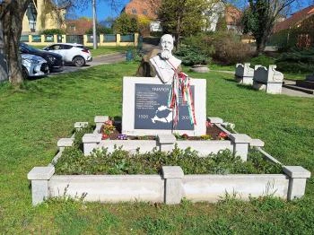 gróf Apponyi Albert szobor Pécel