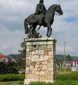 Galánthai Gróf Eszterházy József Antal lovasszobra