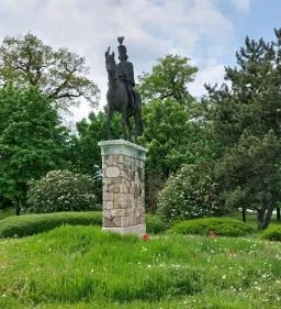 Galánthai Gróf Eszterházy József Antal lovasszobra