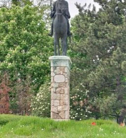 Galánthai Gróf Eszterházy József Antal lovasszobra