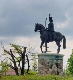 Galánthai Gróf Eszterházy József Antal lovasszobra