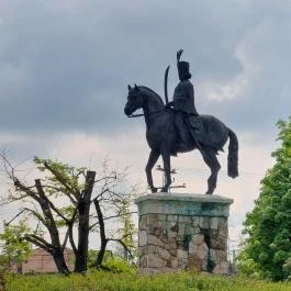 Galánthai Gróf Eszterházy József Antal lovasszobra Tatabánya - Külső kép