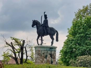 Galánthai Gróf Eszterházy József Antal lovasszobra Tatabánya