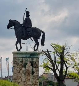 Galánthai Gróf Eszterházy József Antal lovasszobra