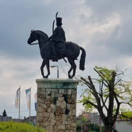 Galánthai Gróf Eszterházy József Antal lovasszobra Tatabánya - Külső kép