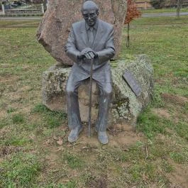 Habsburg Ottó szobra Feked - Külső kép